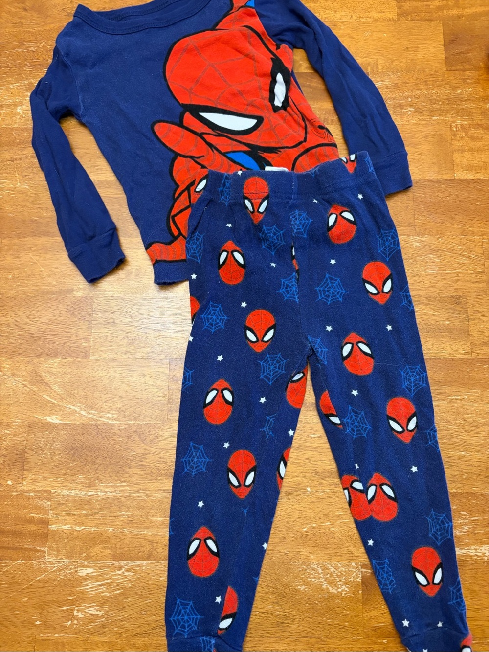 Two pair Kids Spider-Man Pajama Sets - Red, Navy, Black - Picture 5 of 10